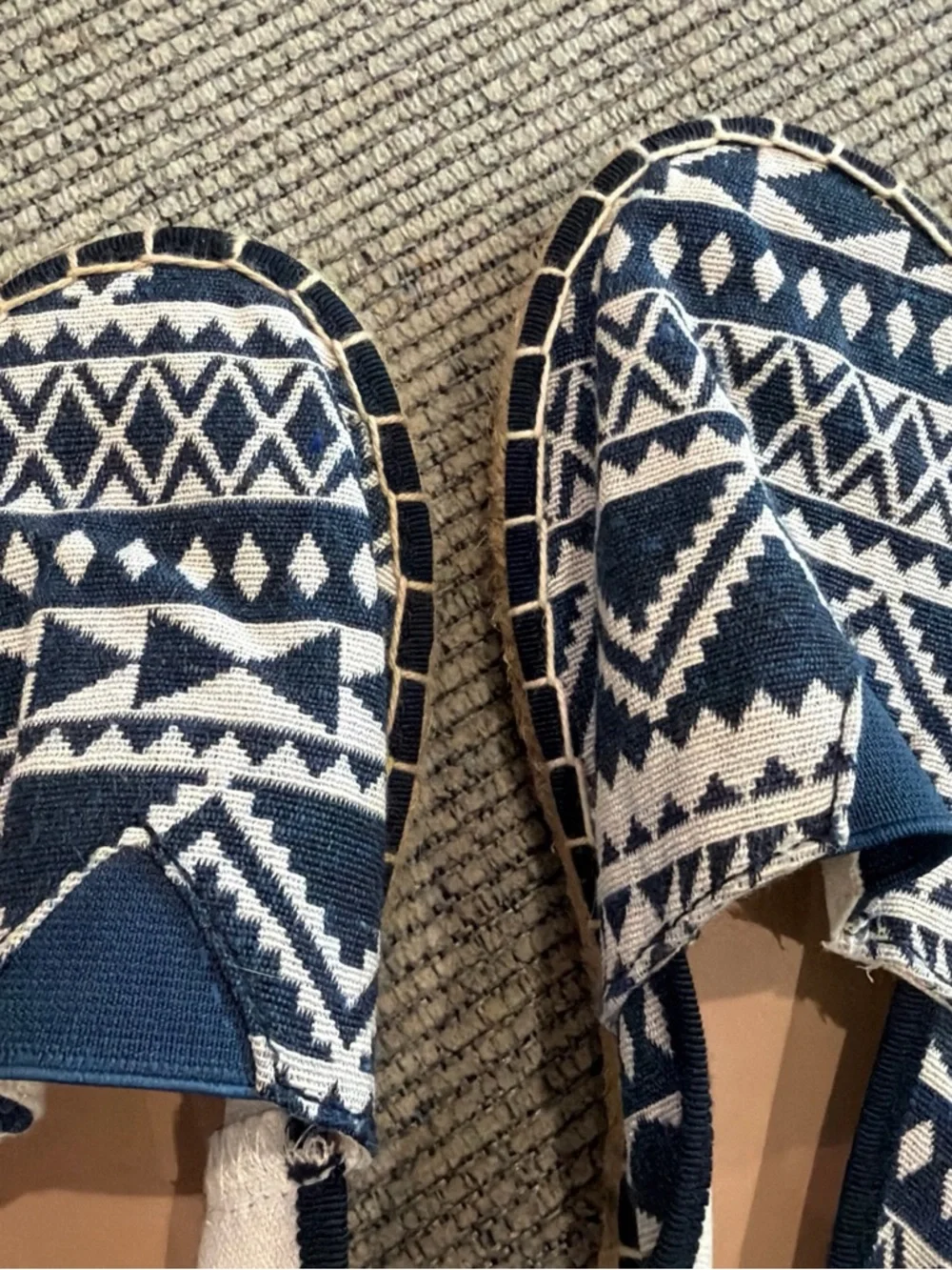NWOT abercrombie kids Navy and White Aztec Slip-On Moccasins